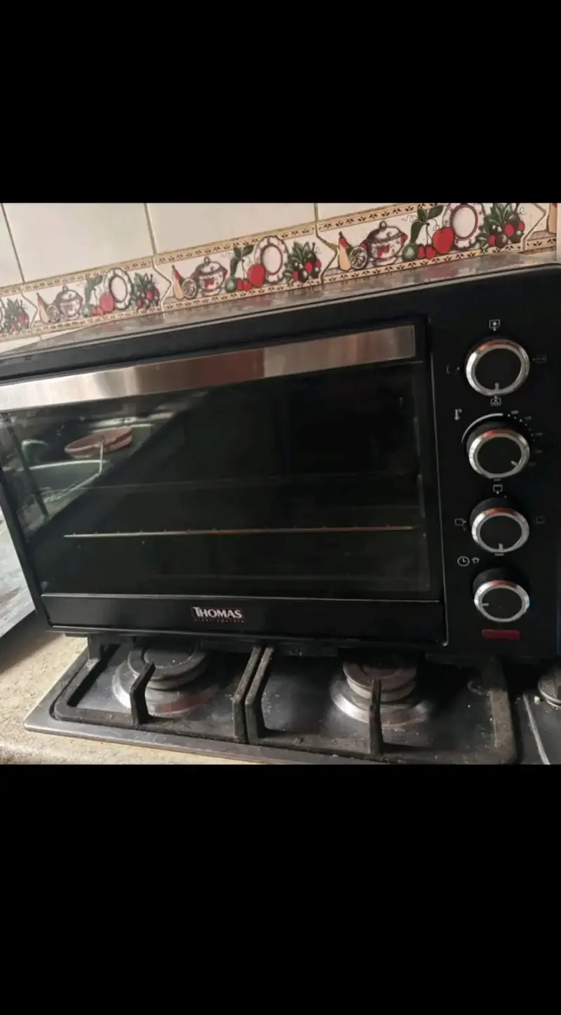 Horno eléctrico Thomas con controles manuales - 4