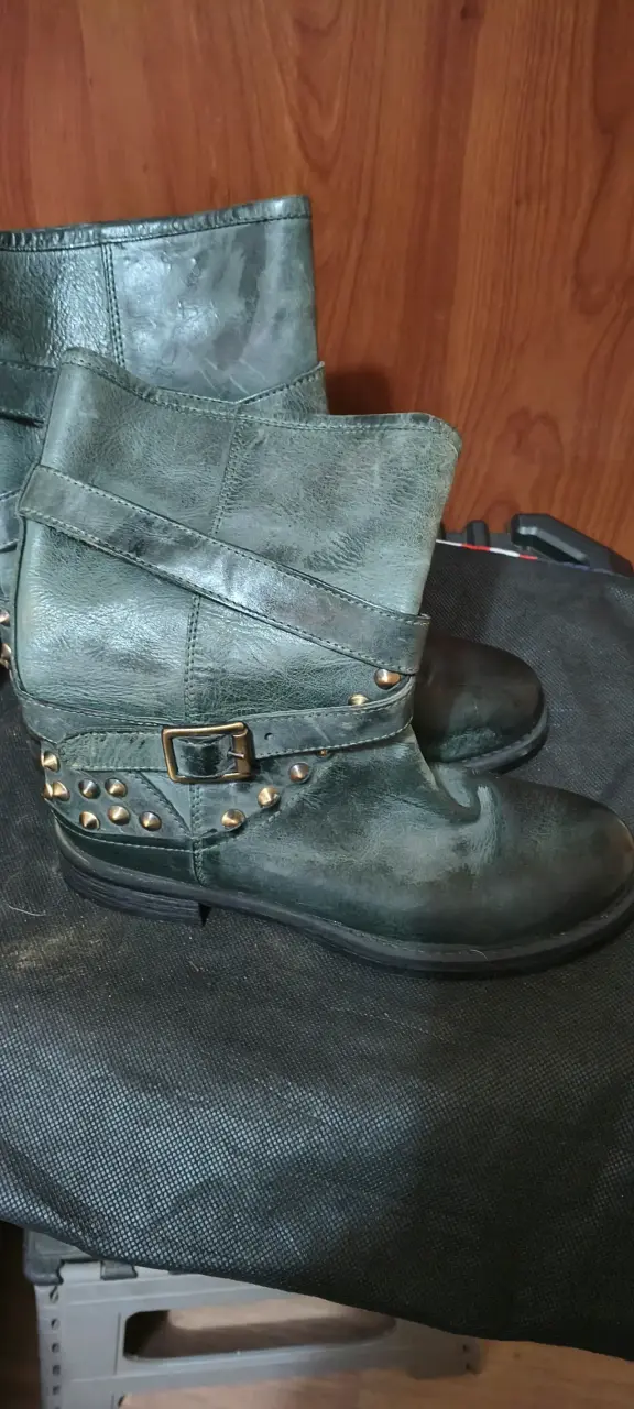 Botines de cuero verde con tachas - 1