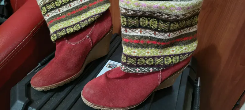 Botines rojos con diseño tejido étnico - 1