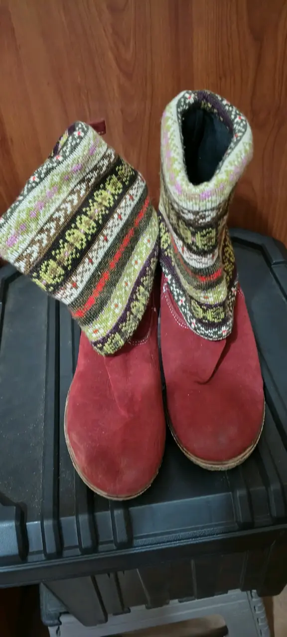 Botines rojos con diseño tejido étnico - 2