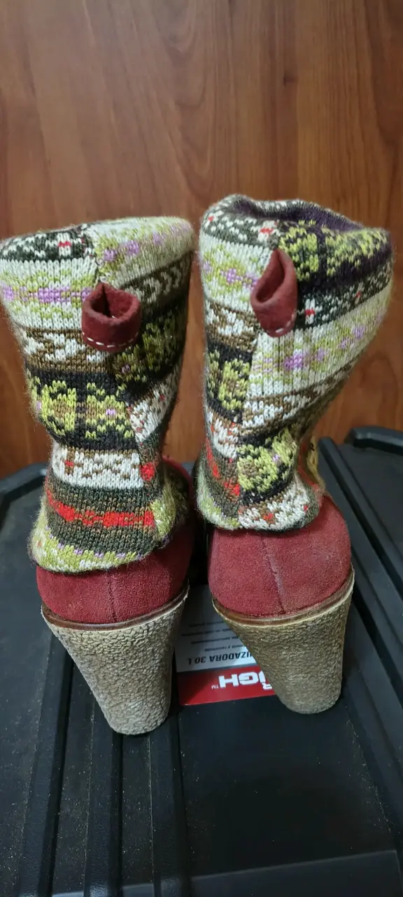 Botines rojos con diseño tejido étnico - 3