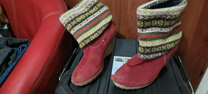 Botines rojos con diseño tejido étnico - 4