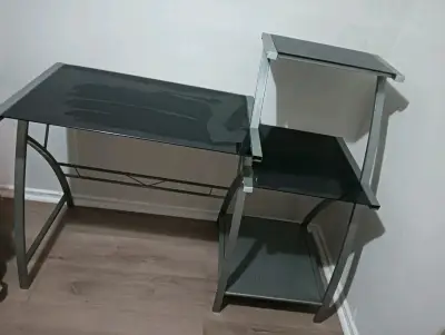 Escritorio de vidrio con estantes metálicos - miniatura 1