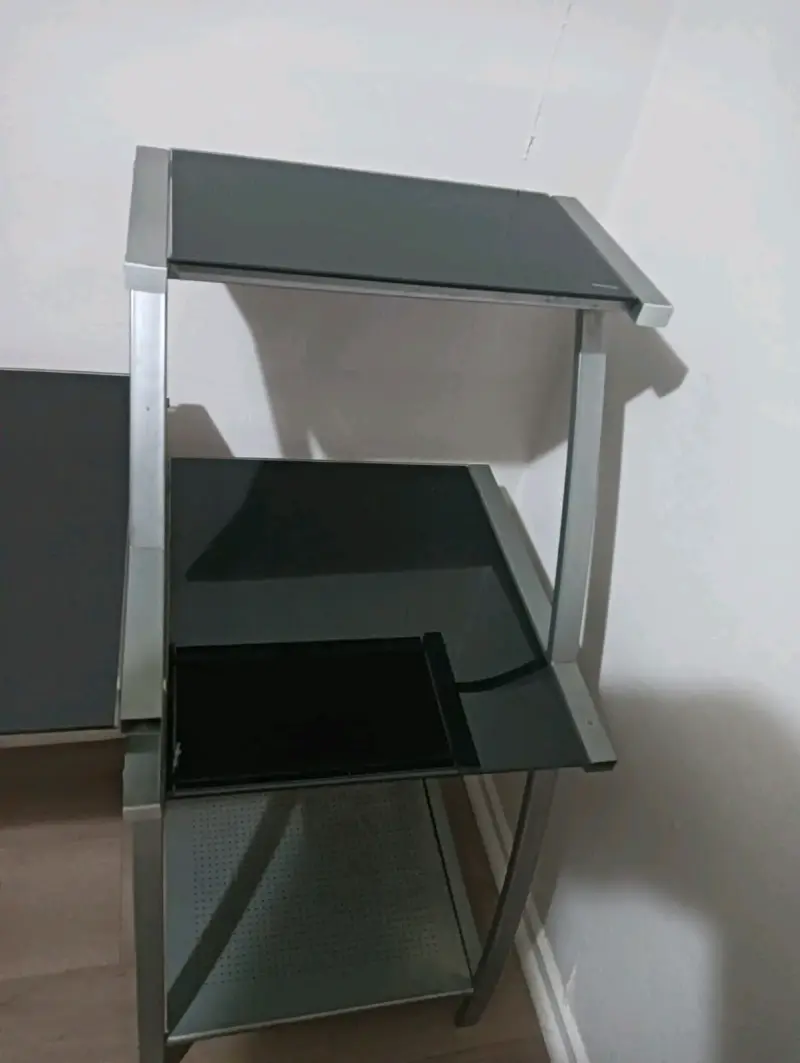 Escritorio de vidrio con estantes metálicos - 2