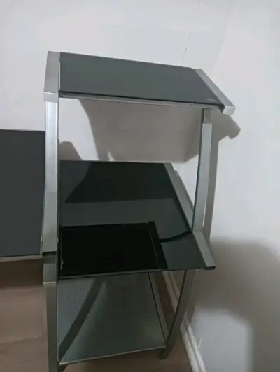 Escritorio de vidrio con estantes metálicos - miniatura 2