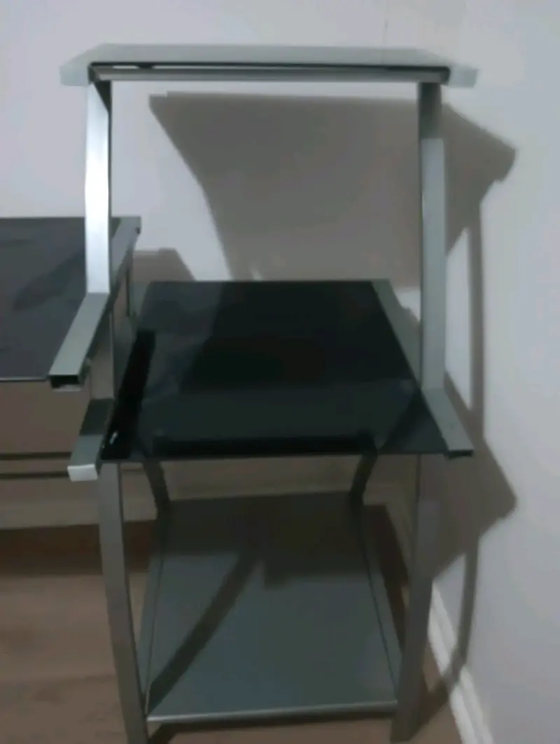 Escritorio de vidrio con estantes metálicos - 3