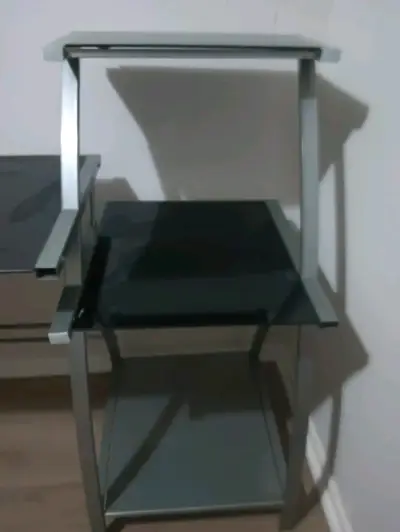 Escritorio de vidrio con estantes metálicos - miniatura 3