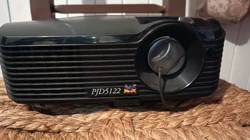 Proyector ViewSonic PJD5122 con cables incluidos - 1