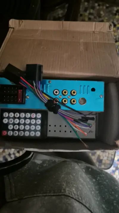 Radio para auto con pantalla táctil y Bluetooth - miniatura 1