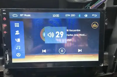 Radio para auto con pantalla táctil y Bluetooth - miniatura 2