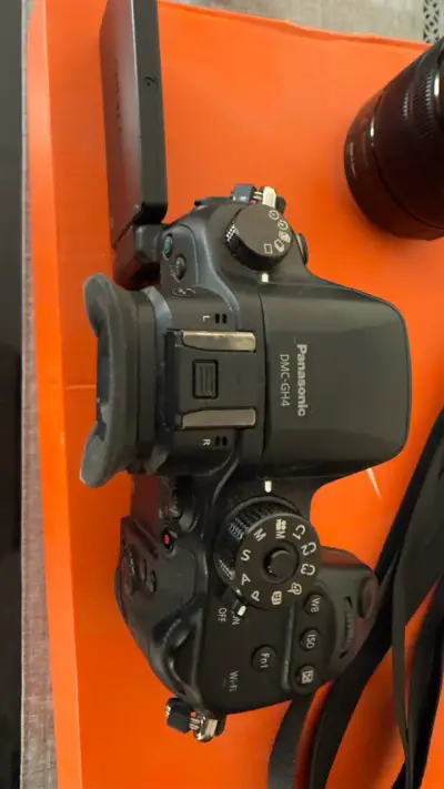 Cámara Panasonic Lumix DMC-GH4 con lente y cargador - miniatura 1