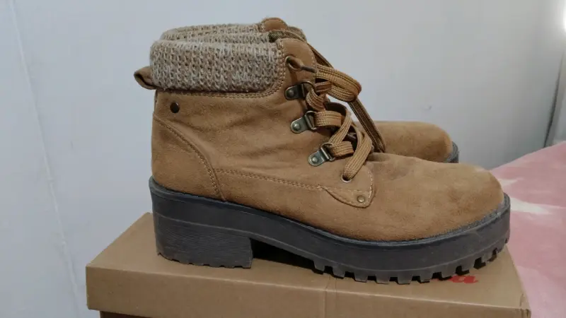 Botines de mujer color camel con suela gruesa - 2