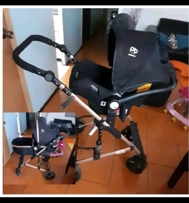 Coche de bebé plegable negro con capota