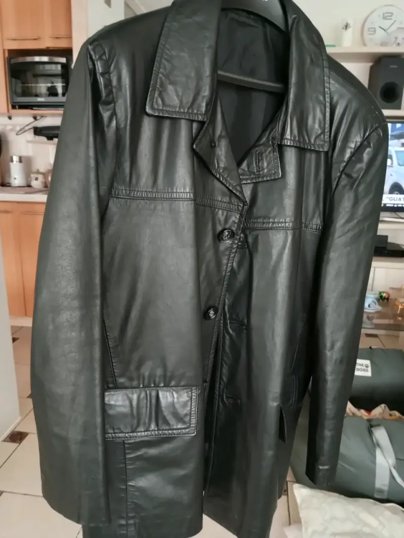 Abrigo de cuero negro para hombre
