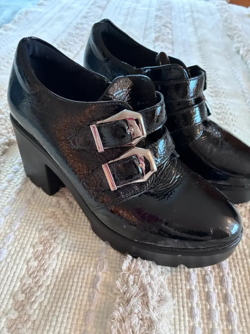 Mocasines zapato charol negro con hebillas gruesas
