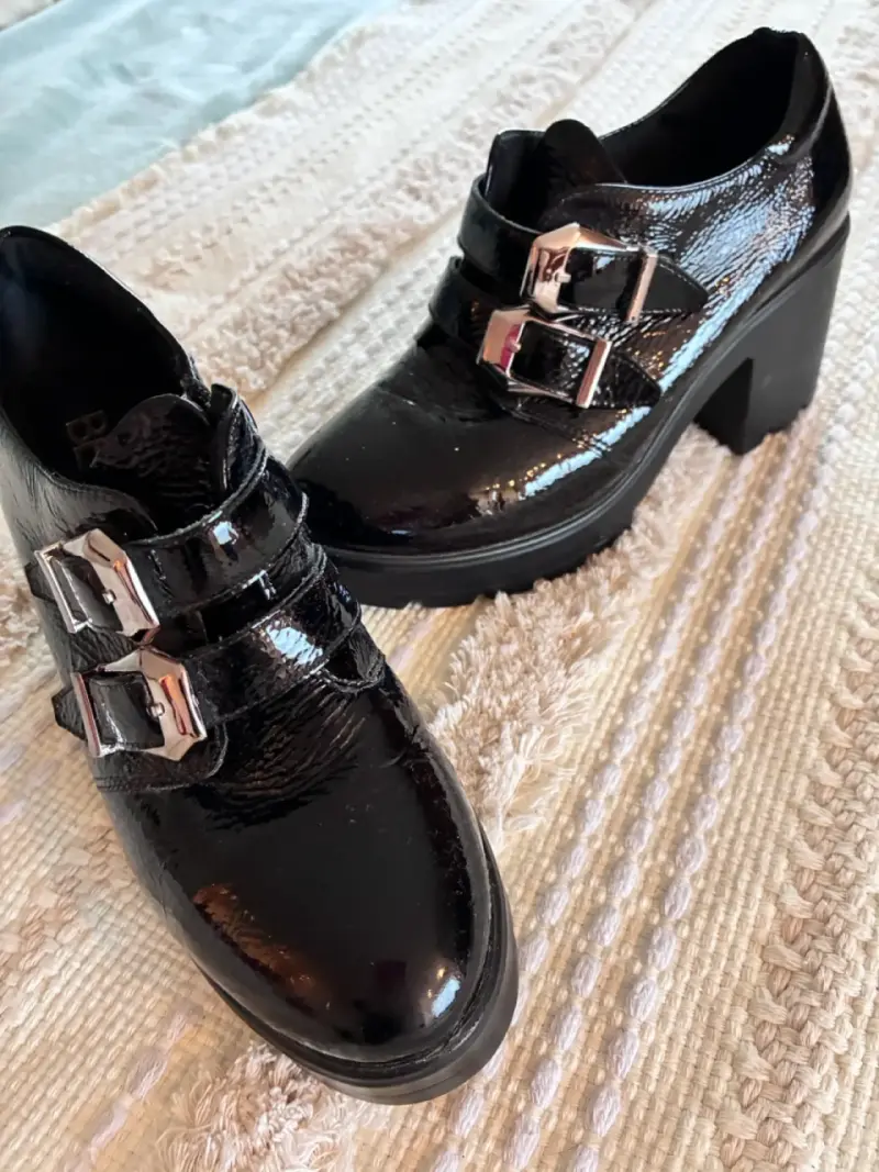 Mocasines zapato charol negro con hebillas gruesas - 2