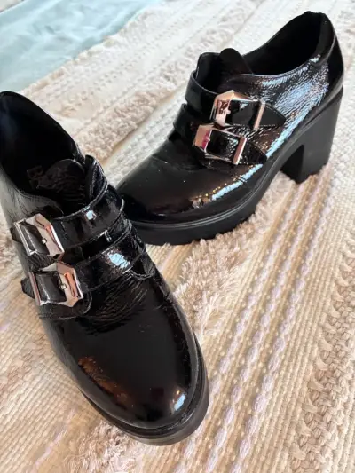 Mocasines zapato charol negro con hebillas gruesas - miniatura 2