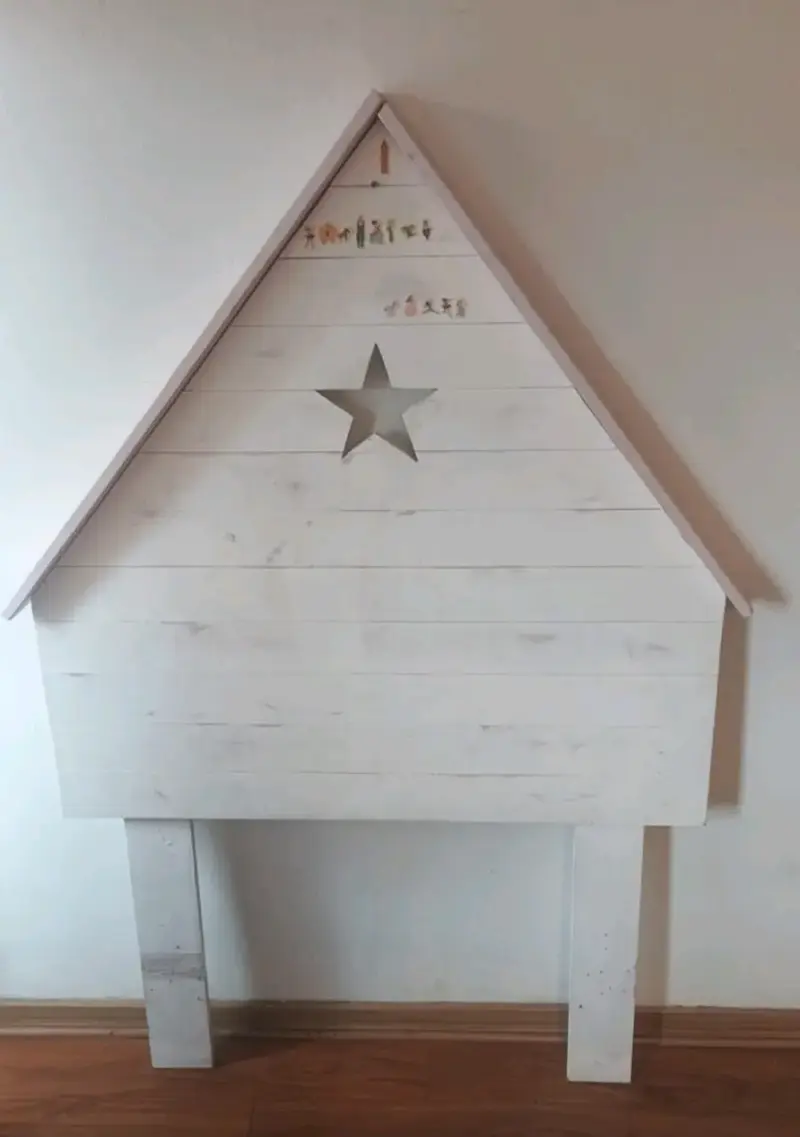 Estantería infantil de madera con diseño de estrellas
