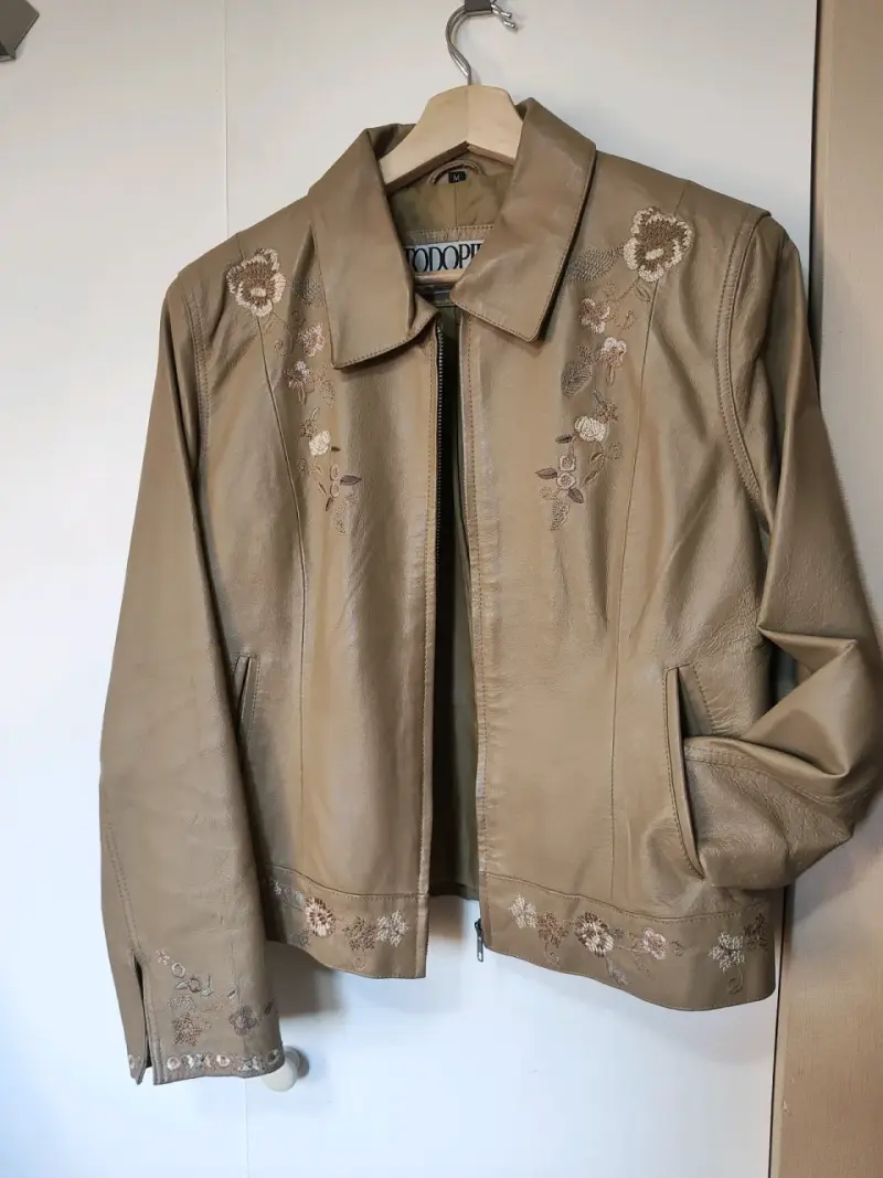 Chaqueta de cuero beige con bordados florales - 2