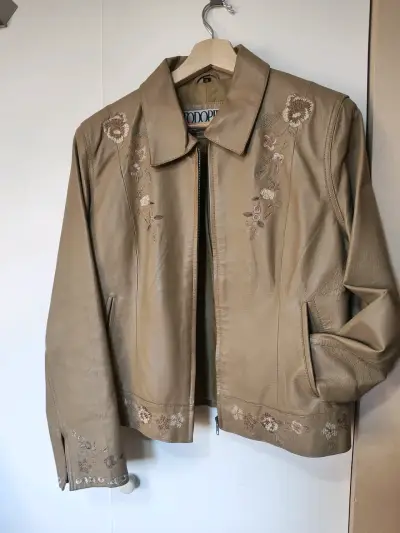 Chaqueta de cuero beige con bordados florales - miniatura 2
