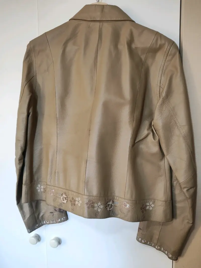 Chaqueta de cuero beige con bordados florales - 4