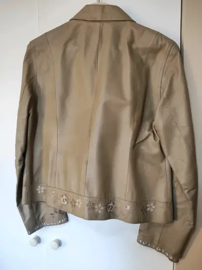 Chaqueta de cuero beige con bordados florales - miniatura 4