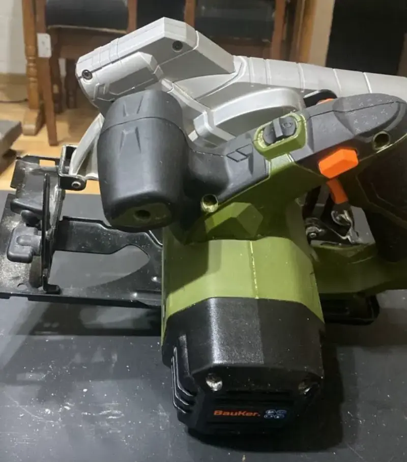Sierra Circular Bauker 1300W 7-1/4 pulgadas - 2
