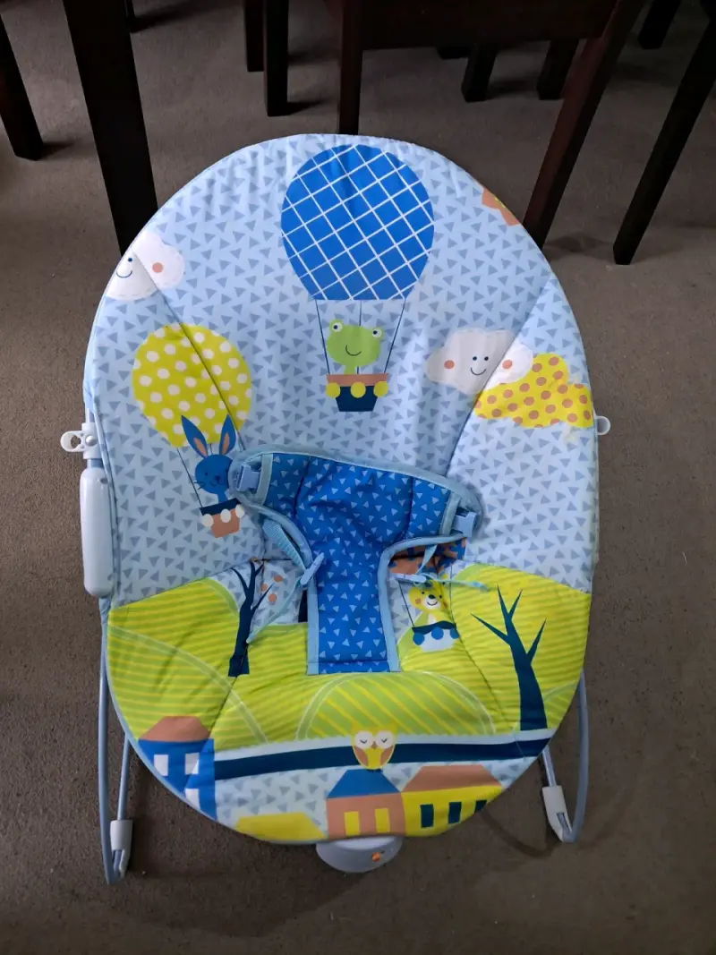 Silla mecedora para bebé con diseño colorido - 1