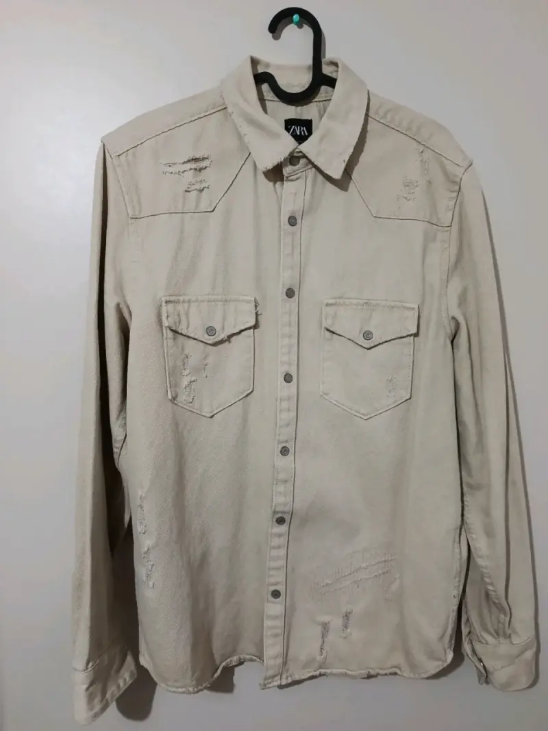 Camisa beige de hombre Zara con estilo desgastado