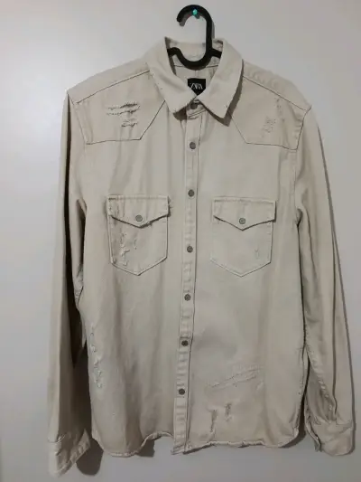 Camisa beige de hombre Zara con estilo desgastado - miniatura 1