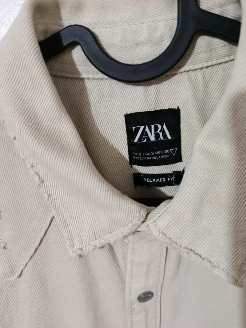 Camisa beige de hombre Zara con estilo desgastado - 2
