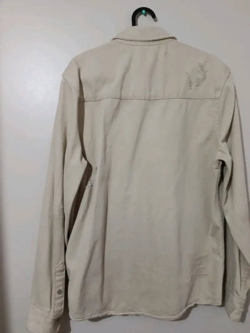 Camisa beige de hombre Zara con estilo desgastado - 3