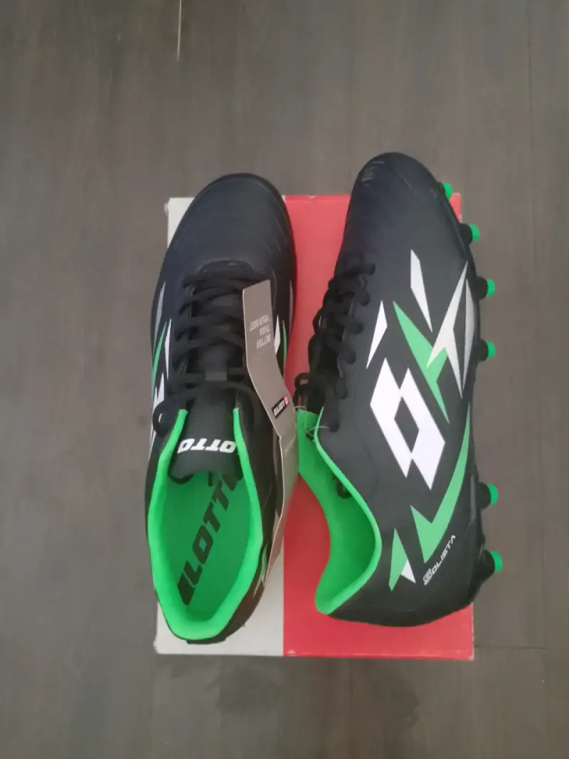 Botines de fútbol Lotto Solista negros y verdes - 1