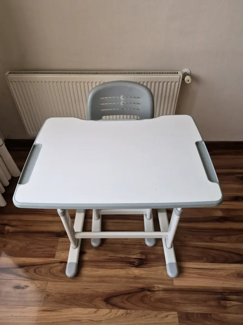 Escritorio infantil ajustable con silla - 1