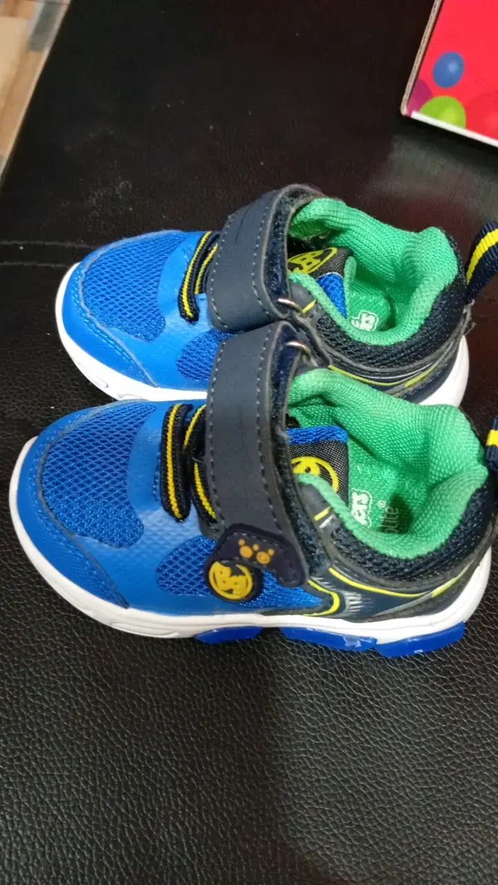 Zapatillas deportivas infantiles azules con luces - 1