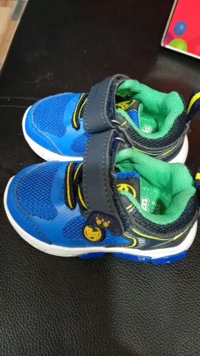 Zapatillas deportivas infantiles azules con luces - miniatura 1