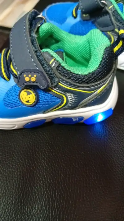 Zapatillas deportivas infantiles azules con luces - miniatura 2