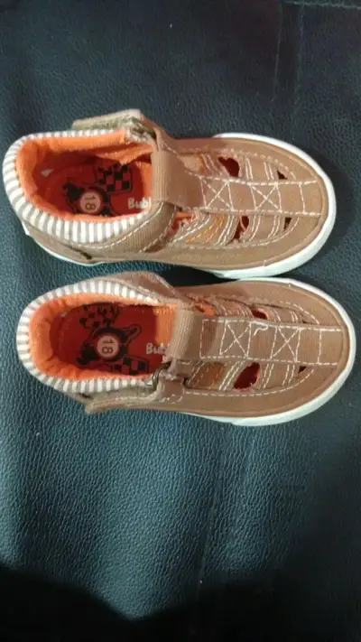 Sandalias de bebé color marrón con velcro - miniatura 1