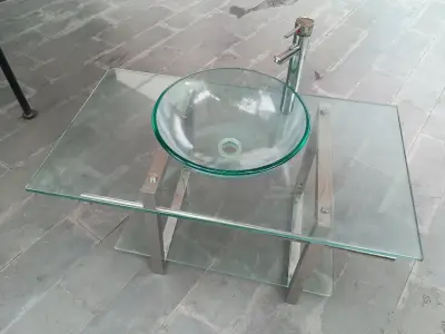 Lavamanos de vidrio con grifería moderna - miniatura 1