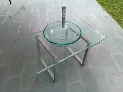Lavamanos de vidrio con grifería moderna - miniatura 3