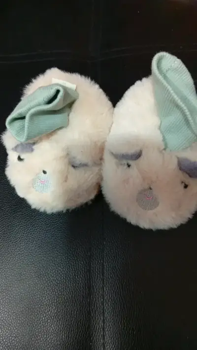 Pantuflas de peluche para bebé con diseño de conejo - miniatura 1