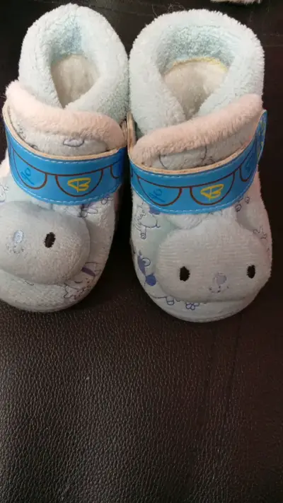 Pantuflas de bebé con diseño de osito - miniatura 1