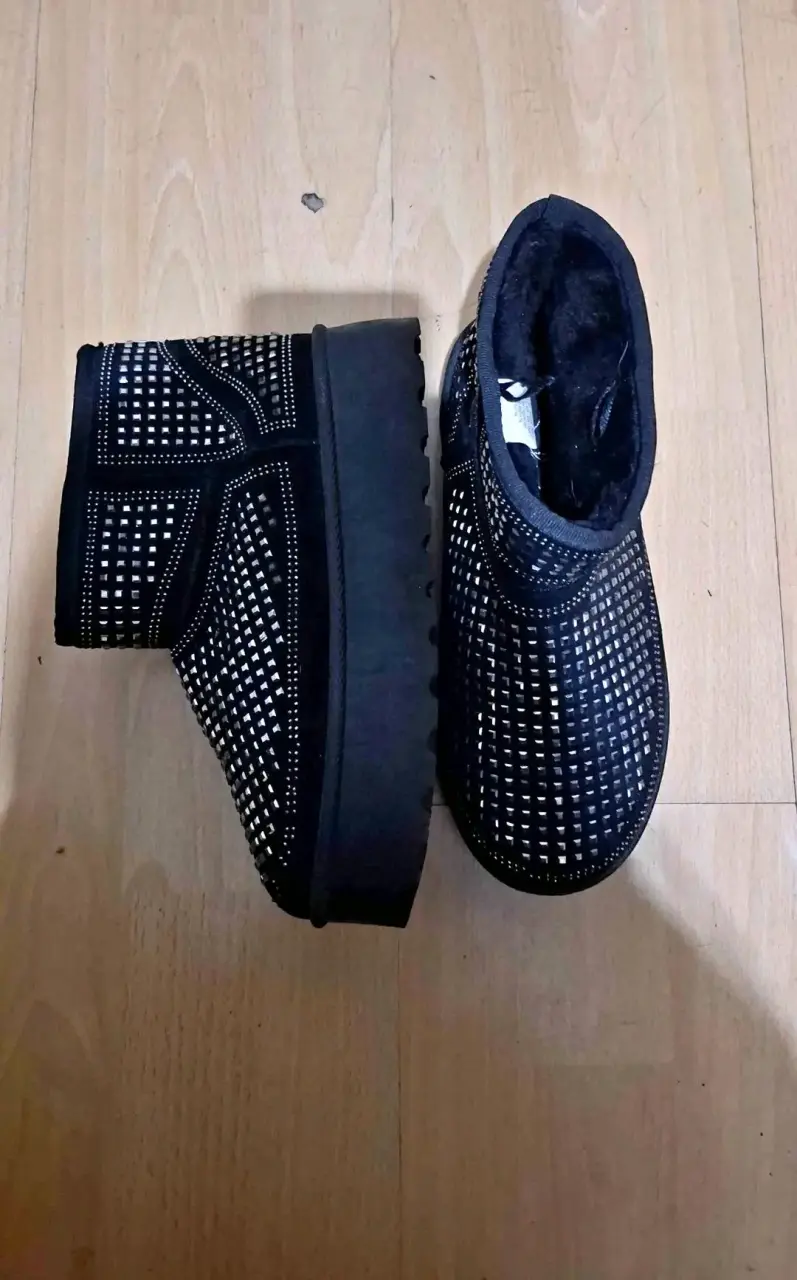 Botines negros con diseño de tachuelas