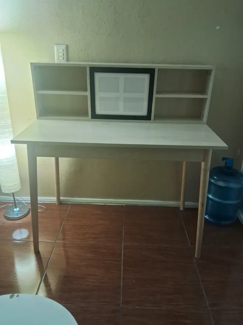 Escritorio de madera con estantería integrada - 1