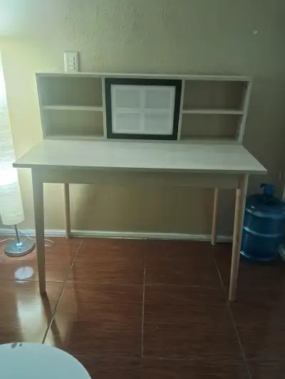 Escritorio de madera con estantería integrada - miniatura 2