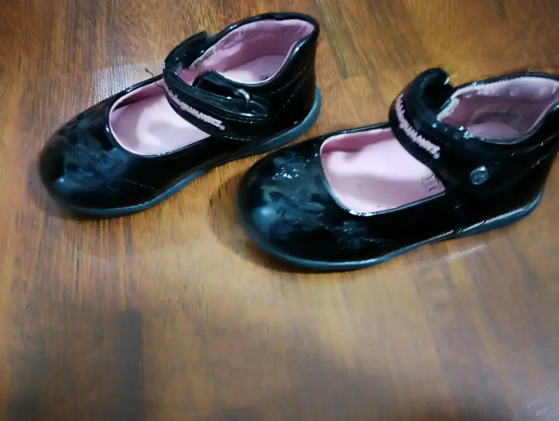 Zapatos de charol negros para niña con flores - 1