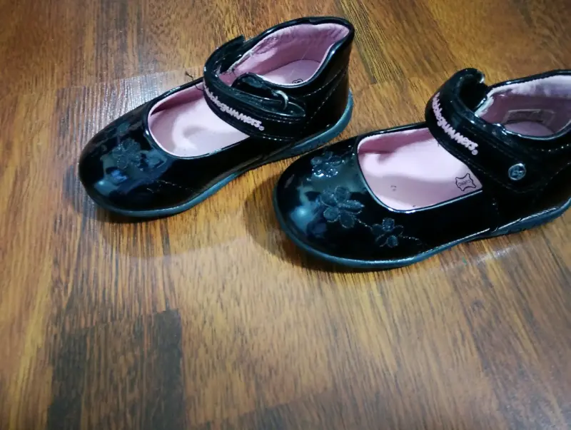 Zapatos de charol negros para niña con flores - 2