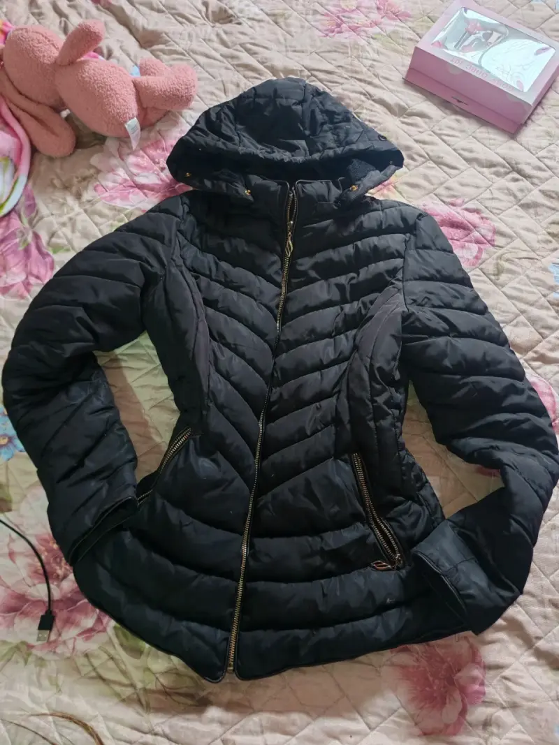 Chaqueta acolchada negra con capucha