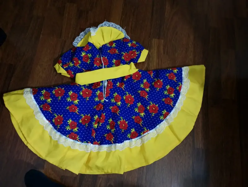 Vestido de niña con flores y encaje - 3