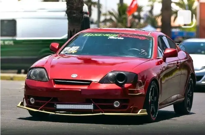 Auto deportivo rojo modificado en buen estado - 1